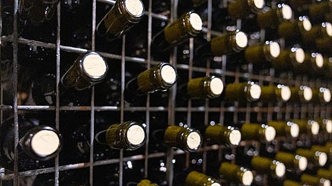 ¿Cuántos grados debe tener el vino como mínimo en general en España para poder ser considerado como tal?