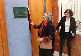 La periodista Carmen Sarmiento descubre la placa que lleva su nombre, este miércoles en presencia de la decana de Filosofía y Letras, Dunia Etura.