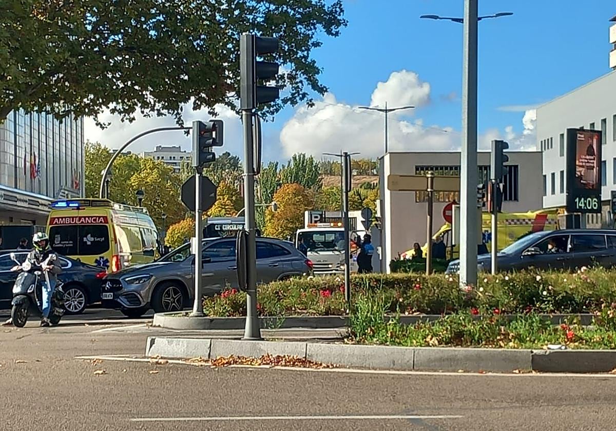 Ambulancia y Policía este miércoles junto a El Corte Inglés.