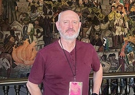 Jesús Ignacio Panedas ante los murales del Palacio Nacional de Ciudad de México