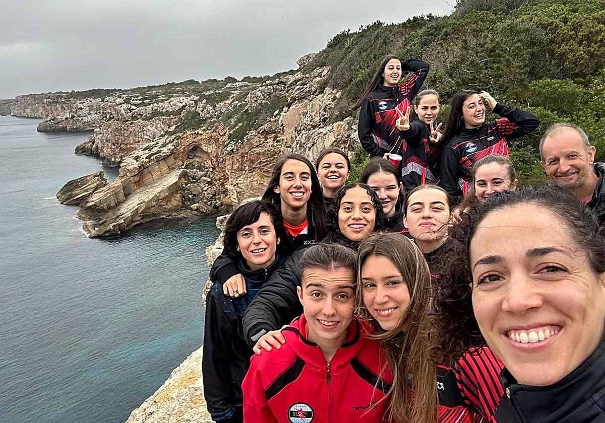 Integrantes del Segosala femenino se hacen un selfi en Menorca.