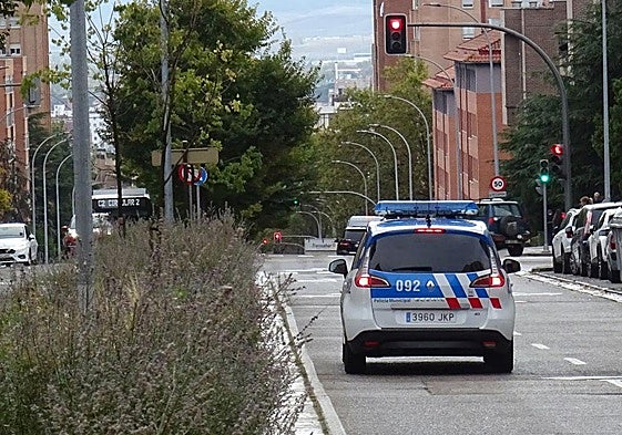 Una patrulla de la Policía Local recorre la calle Hernando de Acuña de Parquesol en la mañana de este miércoles.