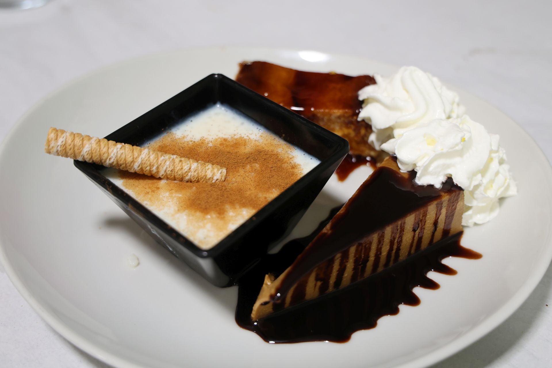 Mix de postres: tarta de café, flan y arroz con leche.