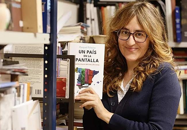 Raquel Piñeiro, con un ejemplar de 'Un país en la pantalla'.