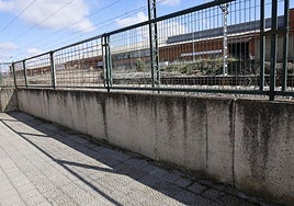 Muro actual entre la calle Jardines y las vías del tren.