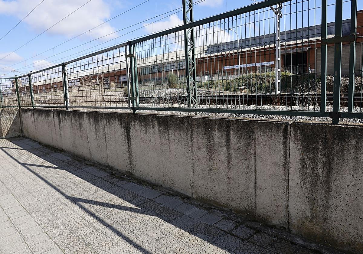 Muro actual entre la calle Jardines y las vías del tren.