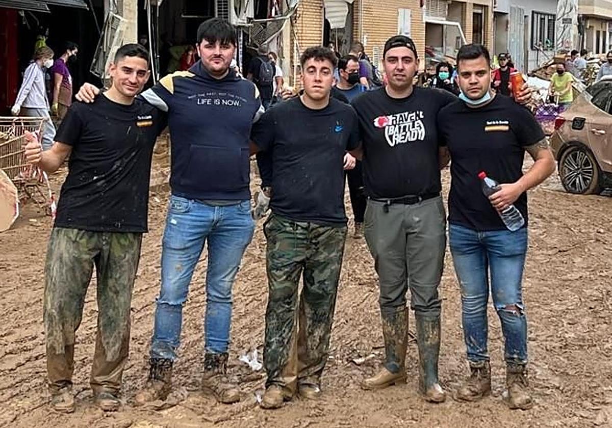 Luis Antonio Anata, Marco Muelas, Adrián Casado, Carlos de la Cuesta y Álvaro San Juan durante las labores de voluntariado que realizaron en Picaña a los pocos días de la DANA.