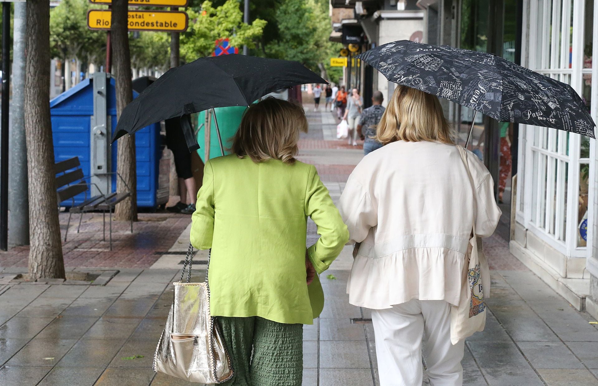 Señoras con paraguas