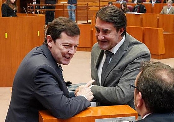 Mañueco y Suárez-Quiñones, durante un pleno de las Cortes celebrado en febrero.