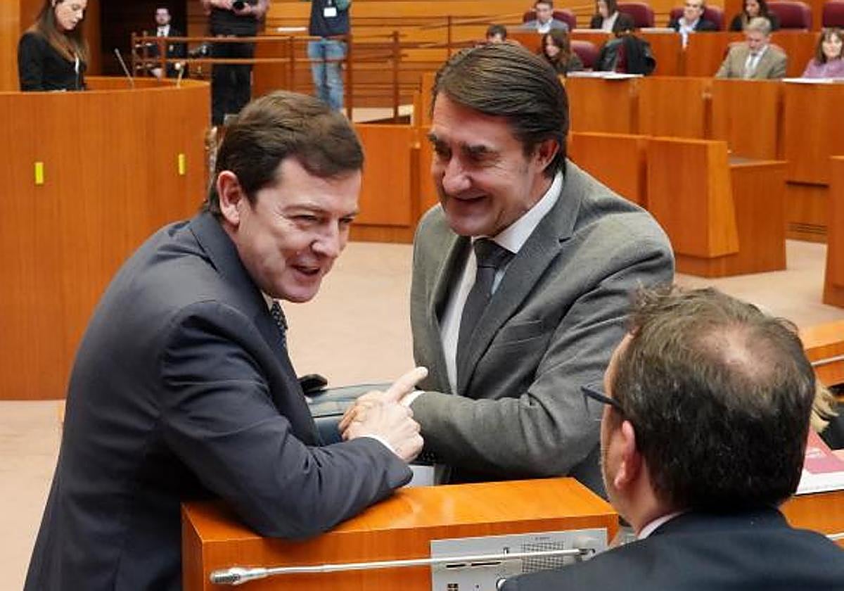 Mañueco y Suárez-Quiñones, durante un pleno de las Cortes celebrado en febrero.