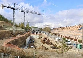 La gran zanja abierta en la ladera norte de Parquesol y al fondo la estructura de los primeros edificios de viviendas.