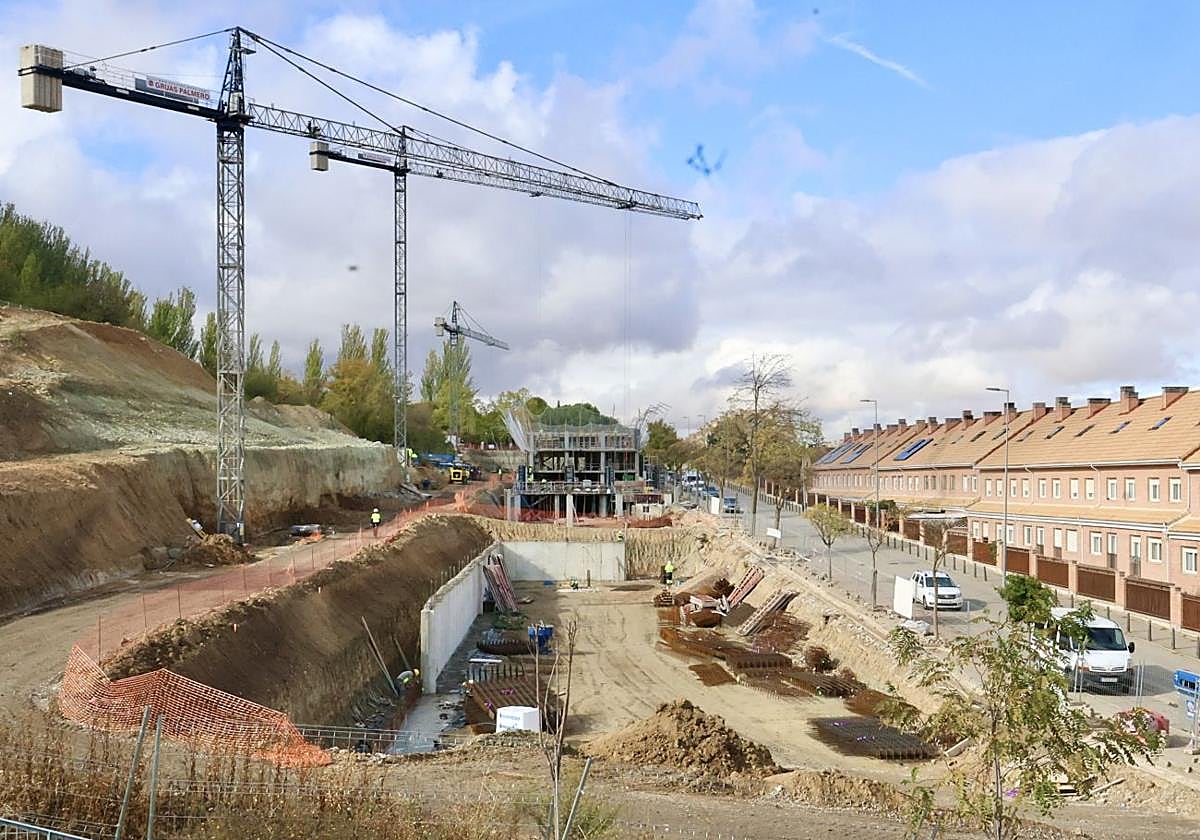 La gran zanja abierta en la ladera norte de Parquesol y al fondo la estructura de los primeros edificios de viviendas.