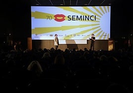 El cineasta argentino Gaston Solnicki sobre el escenario en un momento del coloquio en los Cines Broadway.