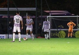 Los jugadores del Real Valladolid se preparan para sacar de centro tras el gol de la derrota en Portugalete.