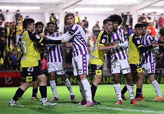 Marcos André, Arnu, Peter Federico y David Torres buscan el remate marcados por jugadores del Portugalete este miércoles durante la primera ronda de la Copa del Rey