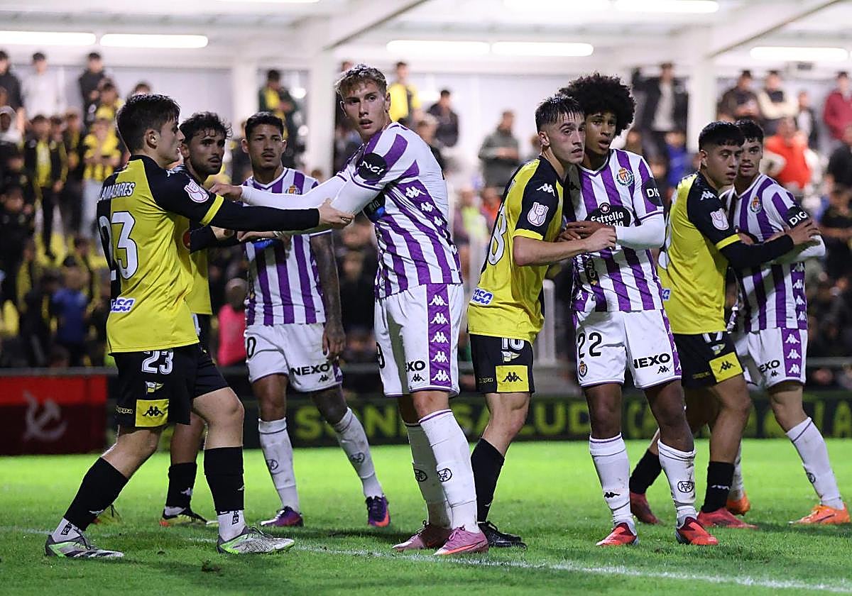 Marcos André, Arnu, Peter Federico y David Torres buscan el remate marcados por jugadores del Portugalete este miércoles durante la primera ronda de la Copa del Rey