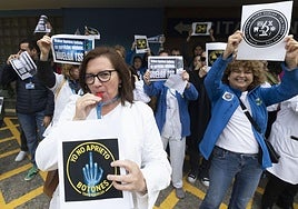 Protesta de los técnicos superiores sanitarios en huelga, ante la entrada del Hospital Clínico.
