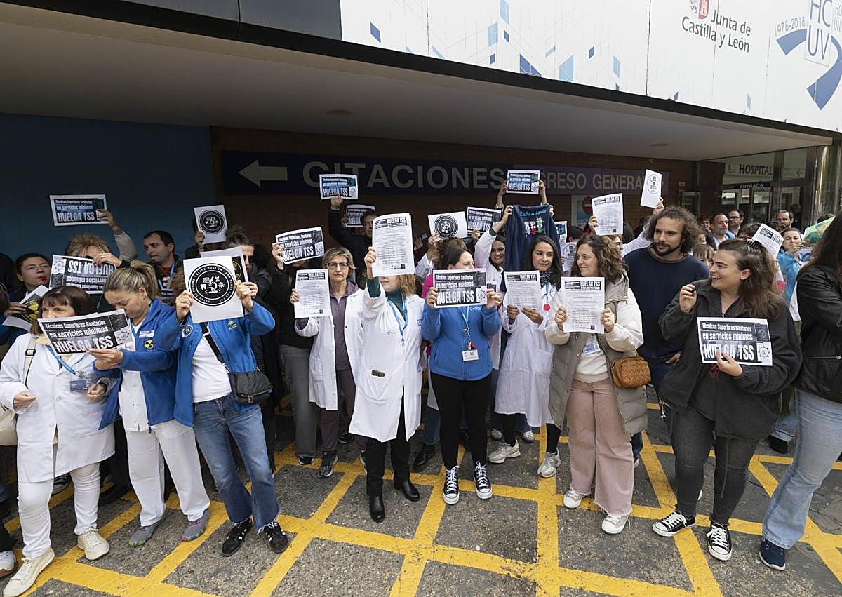 Imagen secundaria 1 - Amplio respaldo de los técnicos sanitarios al primer día de huelga, con afectación en quirófanos