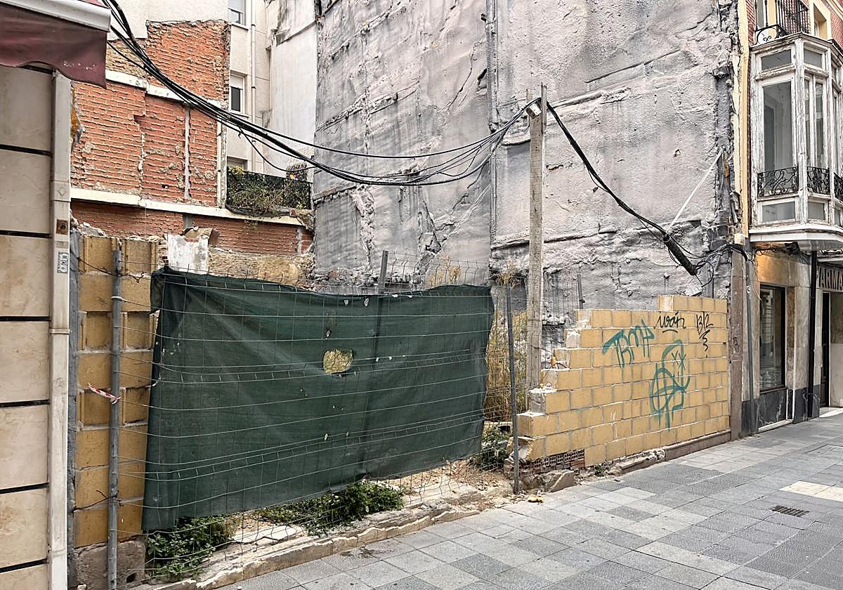 Solar de Barrio y Mier en el que se acumula suciedad y maleza.