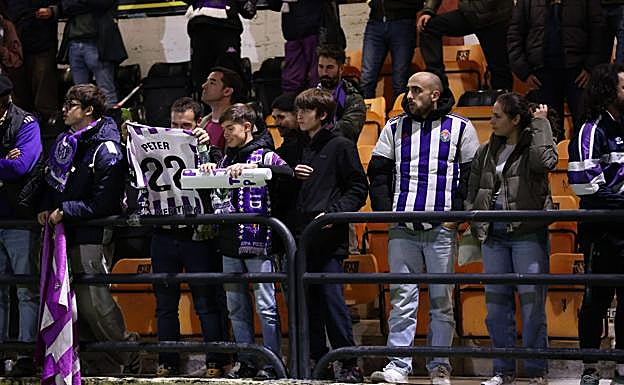 Aficionados blanqiuvioletas en la grada de La Fñorida.