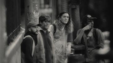 La noche está marchándose ya 