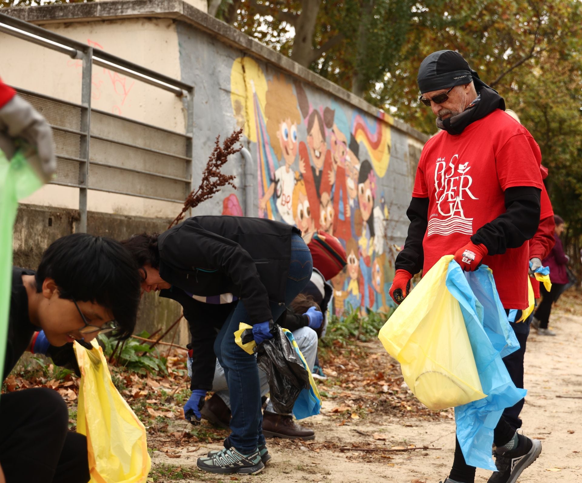 Alumnos del IES Núñez de Arce recogen basura junto a miembros de AMA El Pisuerga