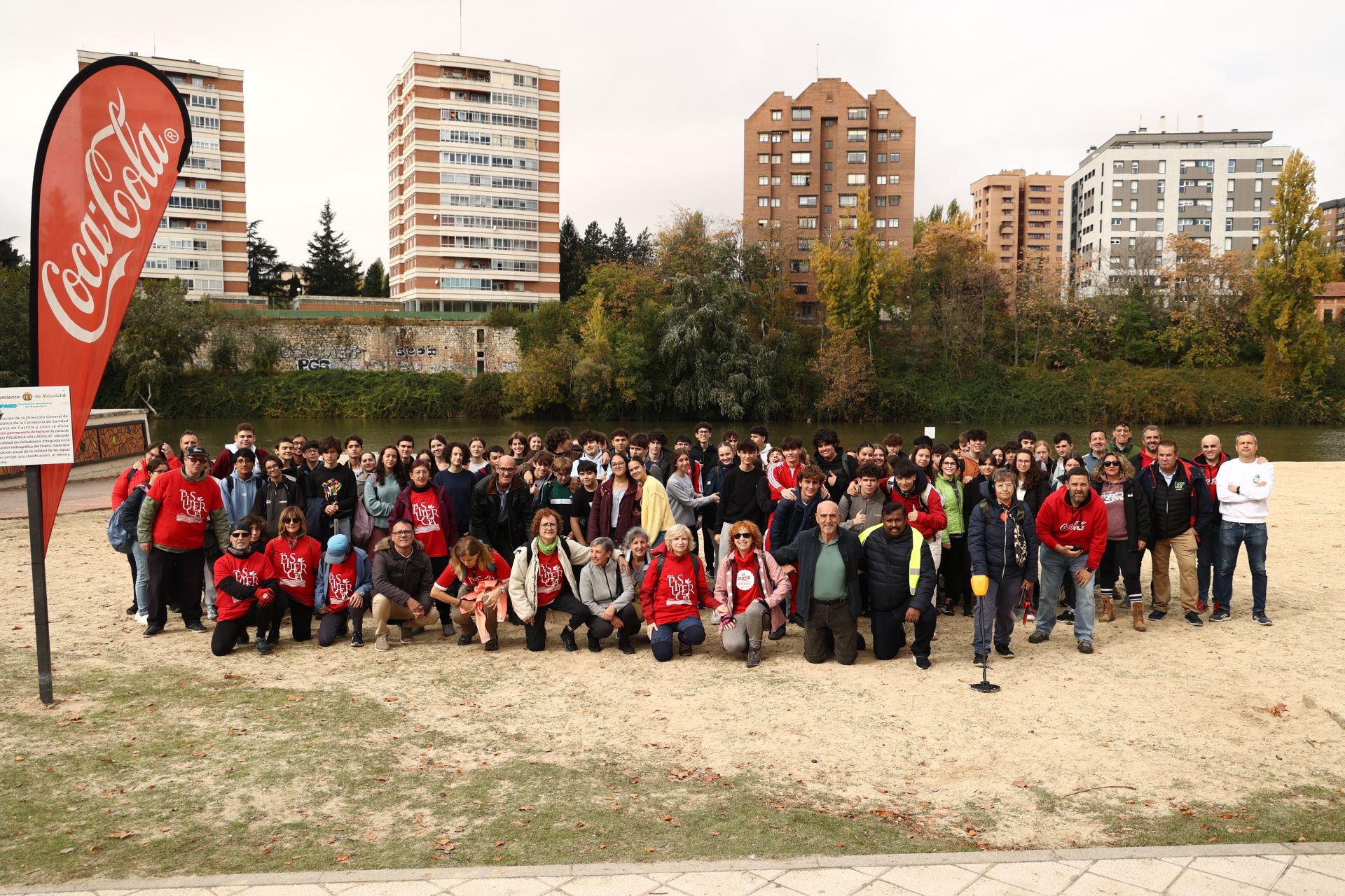 Alumnos del IES Núñez de Arce recogen basura junto a miembros de AMA El Pisuerga