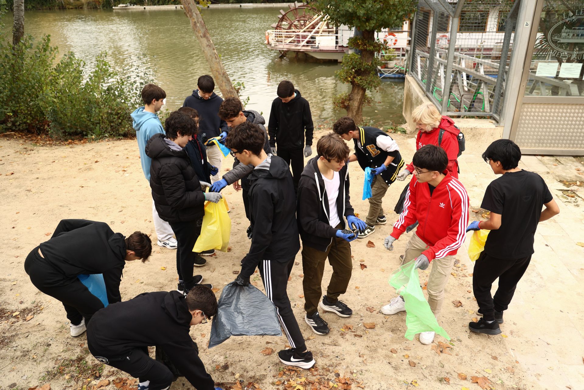 Alumnos del IES Núñez de Arce recogen basura junto a miembros de AMA El Pisuerga