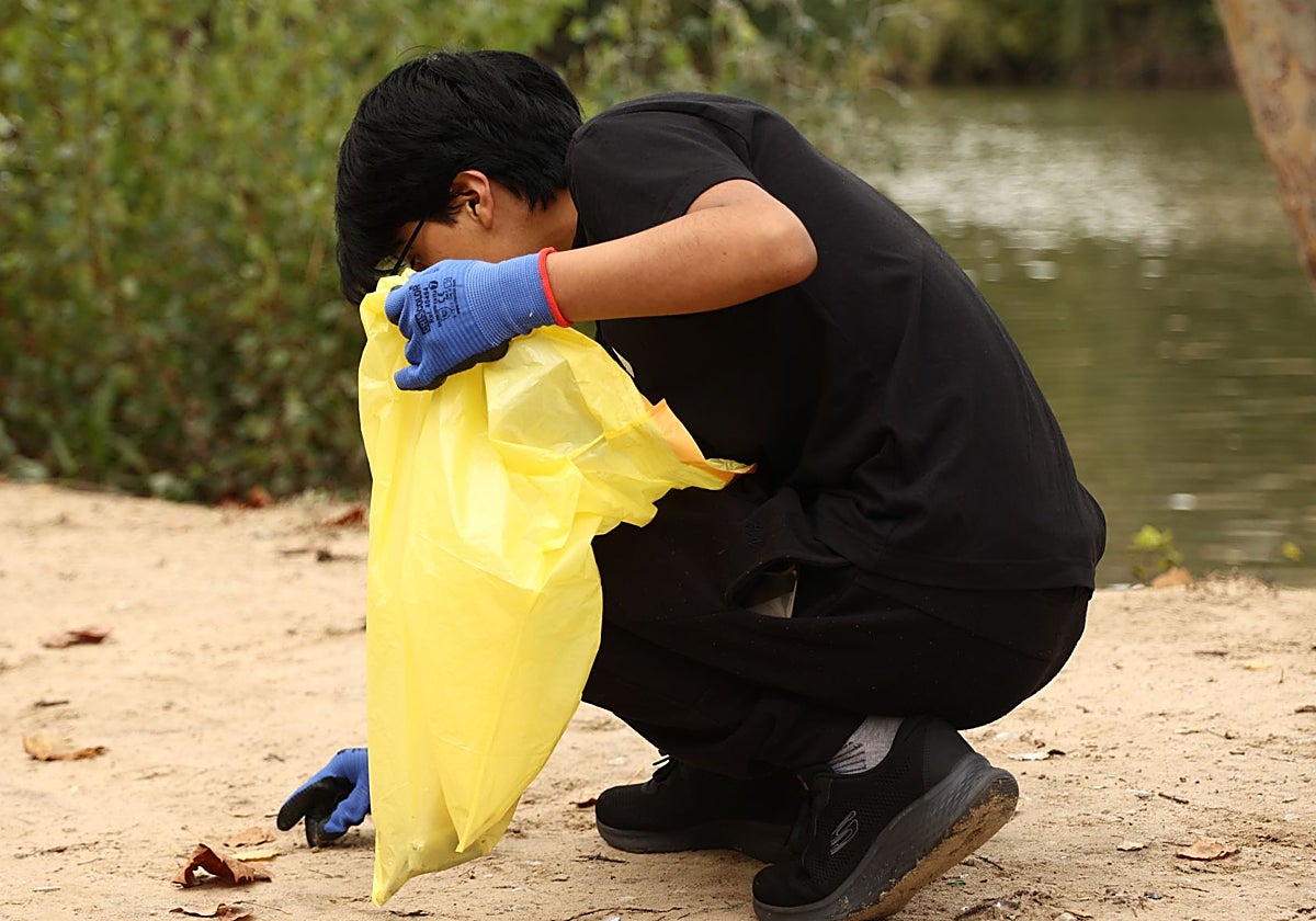 Alumnos del IES Núñez de Arce recogen basura junto a miembros de AMA El Pisuerga