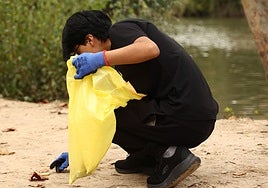 Alumnos del IES Núñez de Arce recogen basura junto a miembros de AMA El Pisuerga