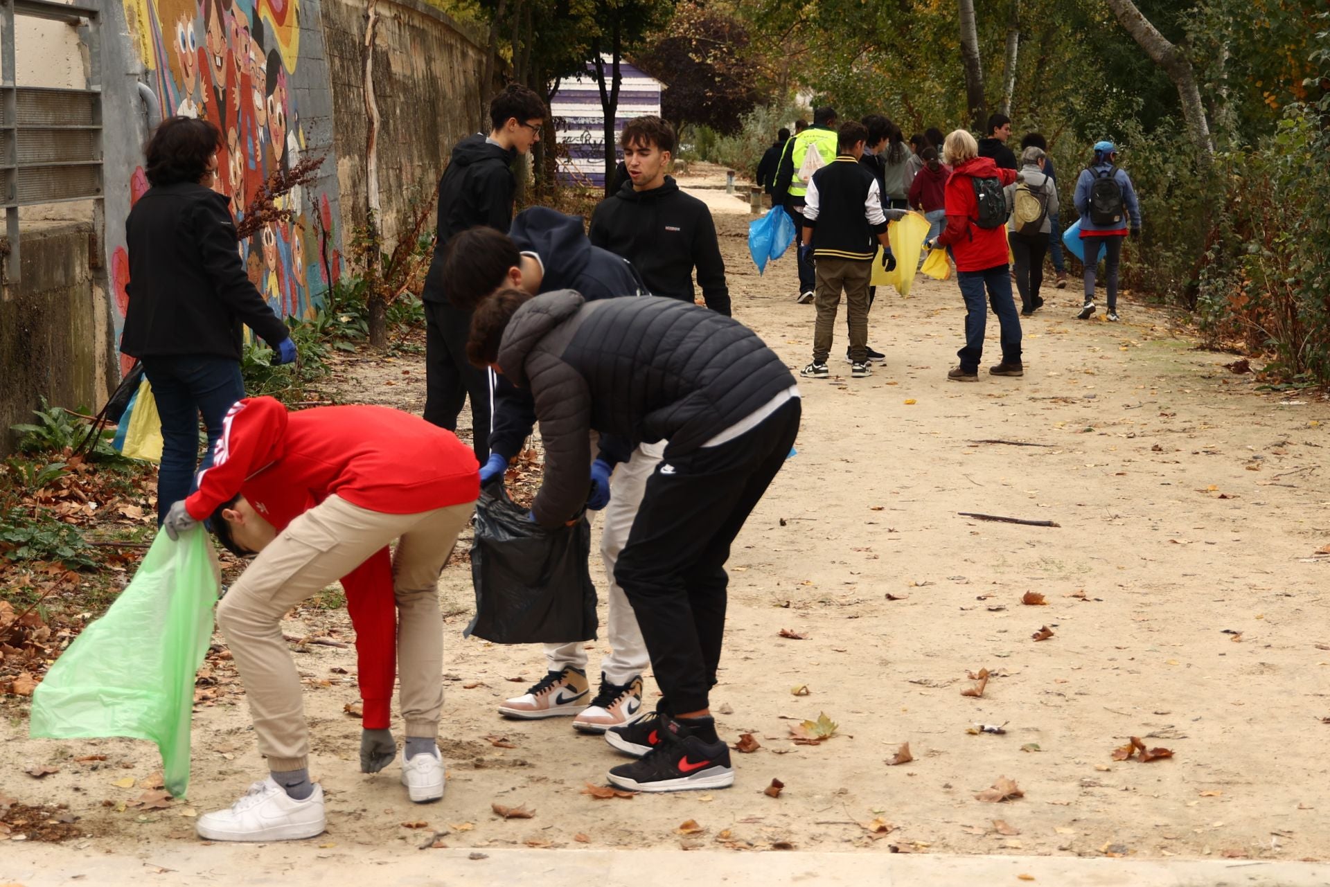 Alumnos del IES Núñez de Arce recogen basura junto a miembros de AMA El Pisuerga