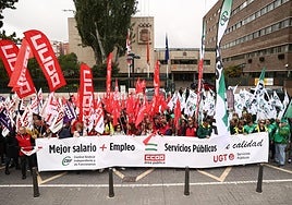 Concentración de representantes de los empleados públicos este jueves en Valladolid.