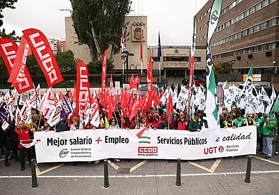 Concentración de representantes de los empleados públicos este jueves en Valladolid.