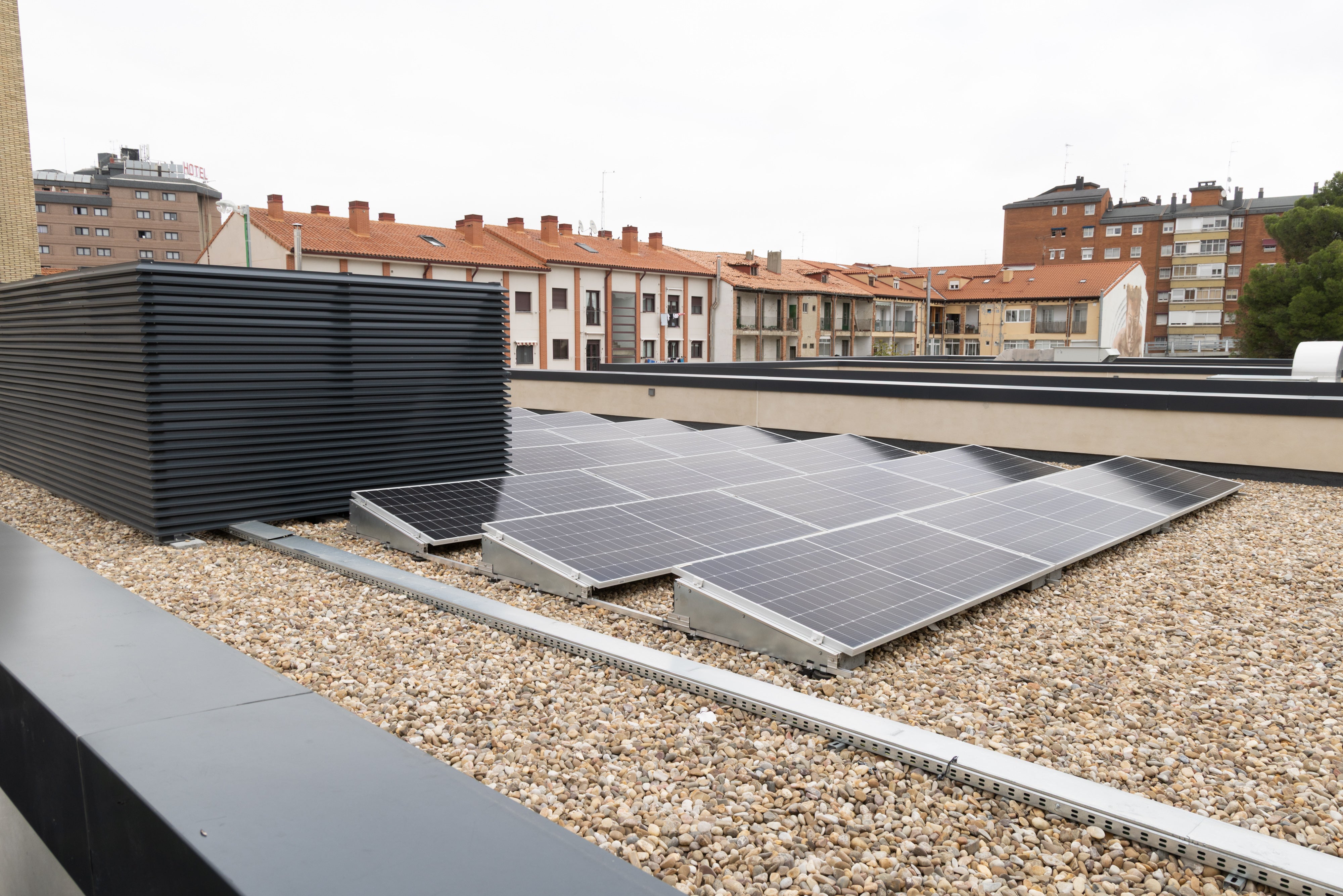 Placas fotovoltaicas en la cubierta del nuevo edificio de la ONCE.
