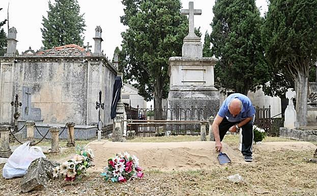 Mariano prepara la sepultura de su abuela, fallecida hace más de 30 años.