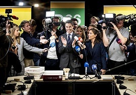 Rob Jetten aplaude durante una reunión de la facción D66 en La Haya.