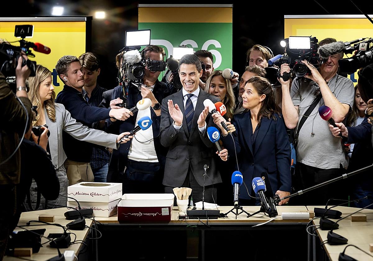 Rob Jetten aplaude durante una reunión de la facción D66 en La Haya.