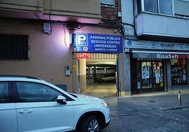 Un vehículo accede al aparcamiento público en la plaza de la Universidad.