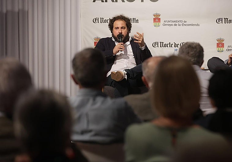 Los fieles lectores de José F. Peláez llenaron el salón de actos de la Casa de Cultura de Arroyo