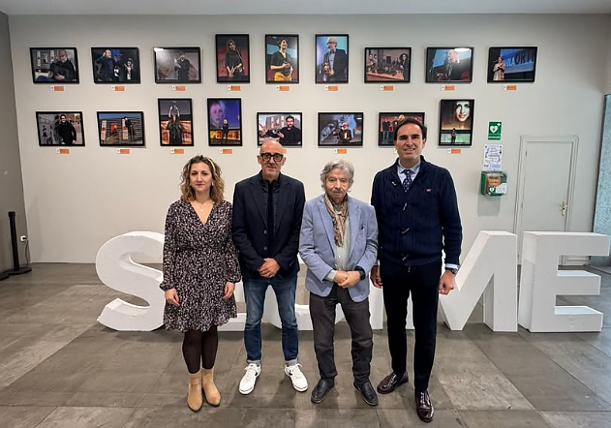 Sergi González (segundo por la izquierda), sustituye a Emiliano Allende (a su lado).