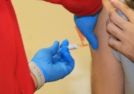 Una enfermera administra la vacuna contra la gripe en un centro de salud de Segovia.