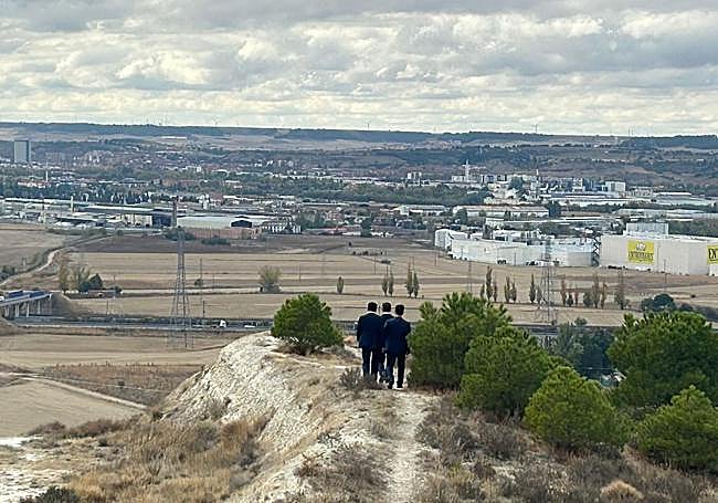 Los responsables de Gotion, de camino a observar los terrenos donde se ubicará InoBat.