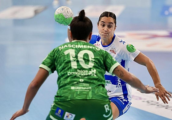 Amaia busca espacio para soltar el brazo.