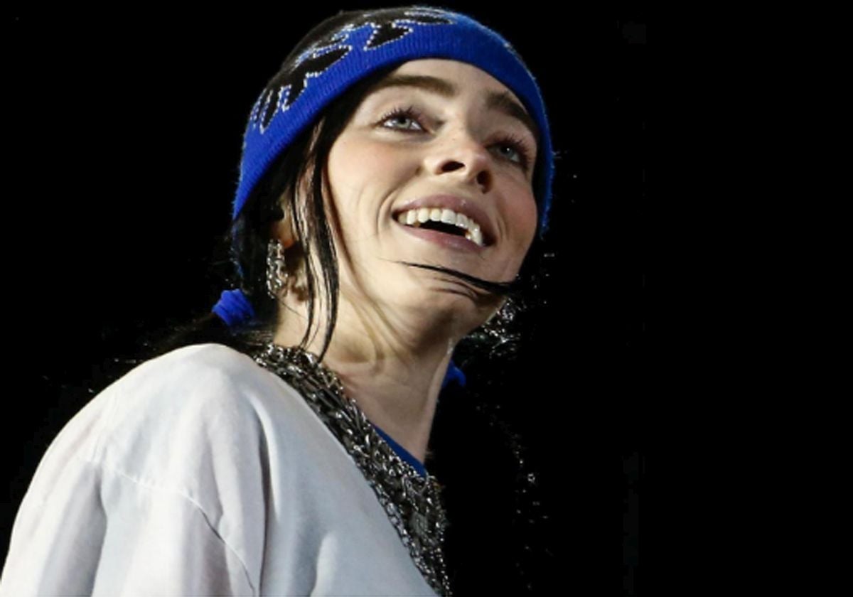 Billie Eilish durante un concierto.