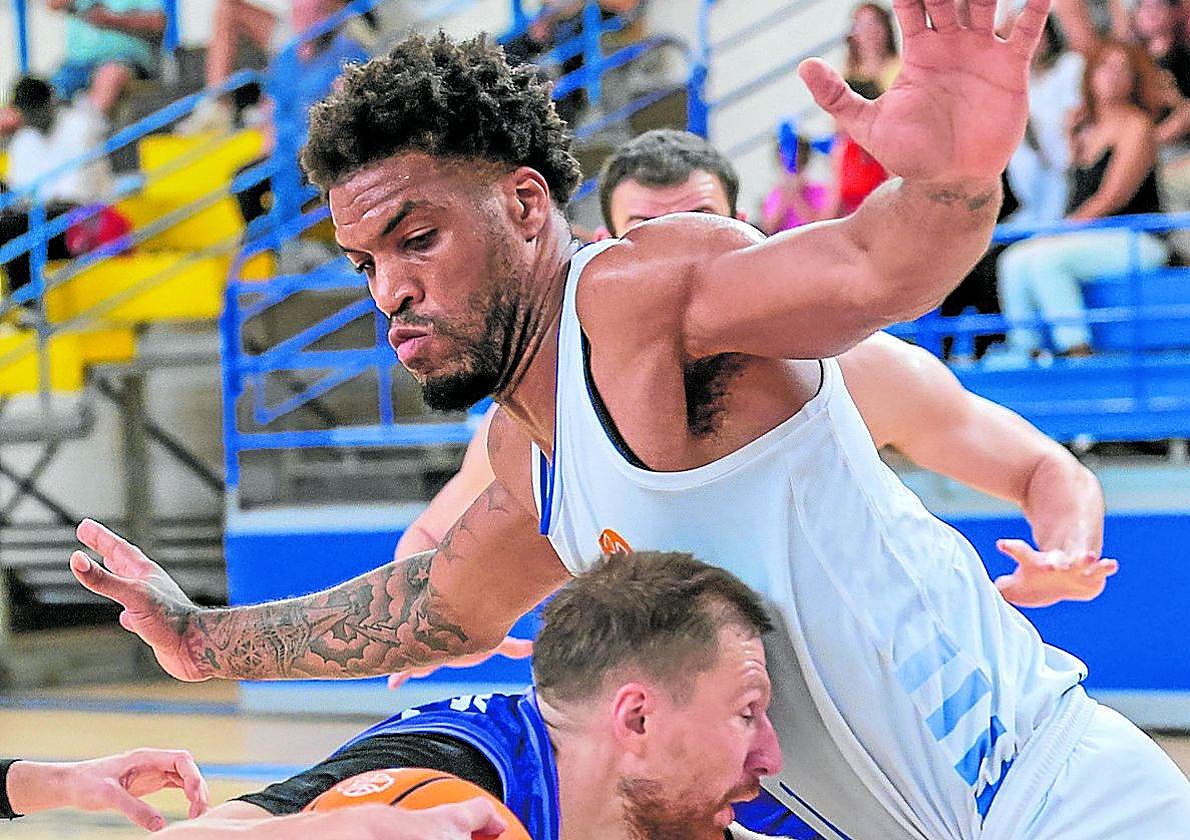 Jakovics, frenado por Poirier en el partido de la pasada jornada en Melilla.