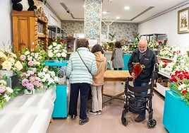 Varios clientes en una floristería de la capital palentina.