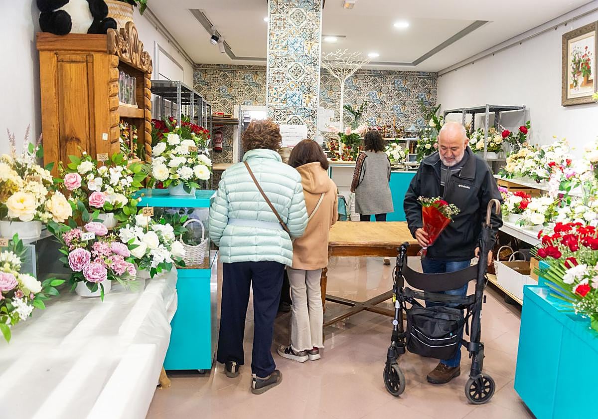 Varios clientes en una floristería de la capital palentina.