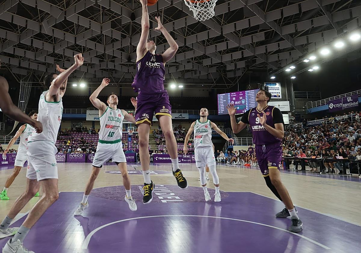 Ohci, a la derecha de la imagen, en el debut en Pisuerga ante Toledo.