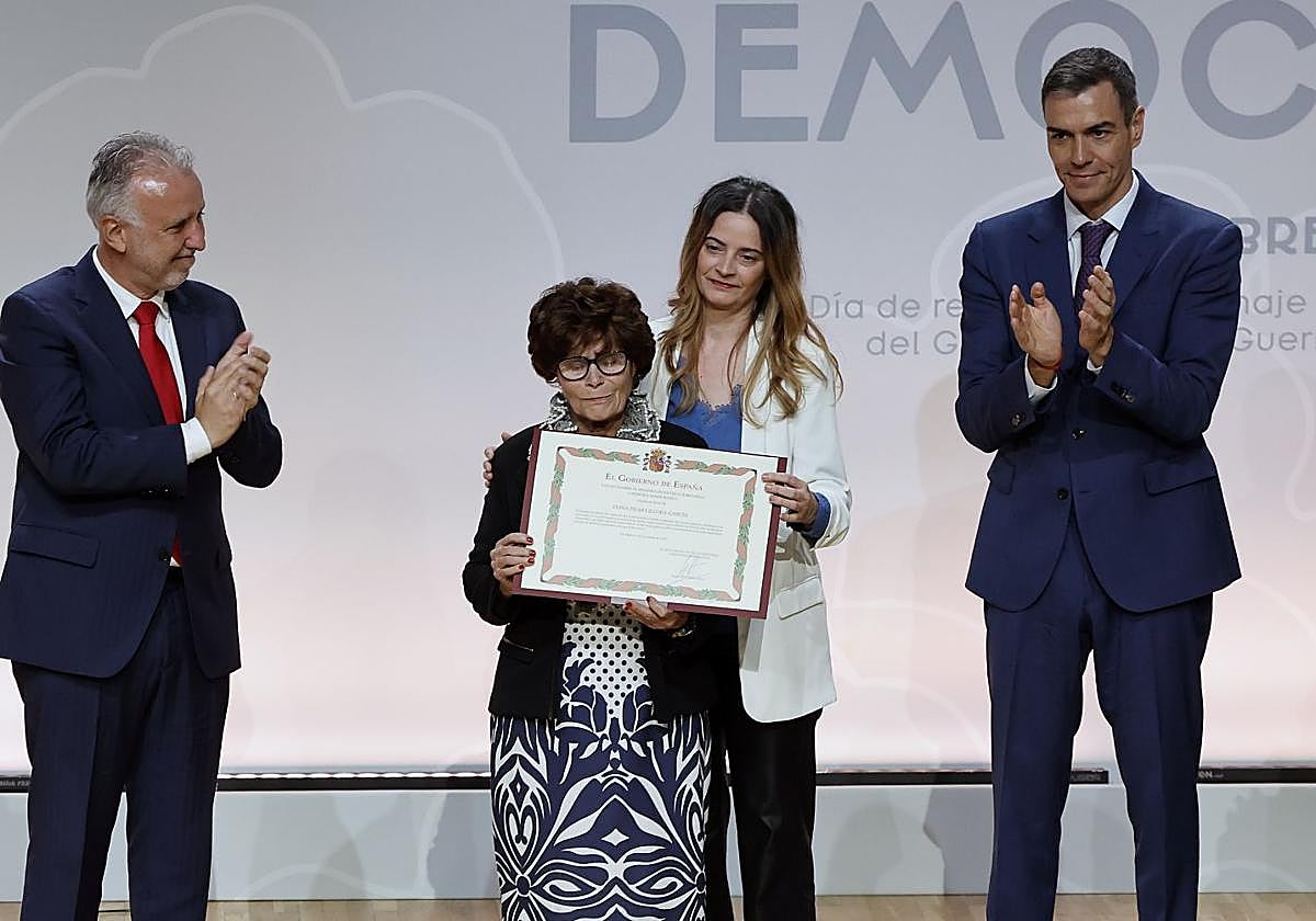 El presidente del Gobierno, Pedro Sánchez, y el ministro de Política Territorial y Memoria Democrática, Ángel Víctor Torres, aplauden tras la entrega de un reconocimiento a Pilar Villora y a su hija, Ana Belén Pintado.
