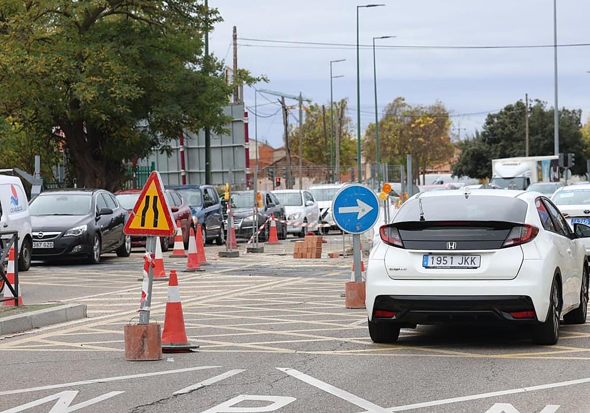 Coches retenidos antes del paso a nivel, este viernes a las 14:00 horas.